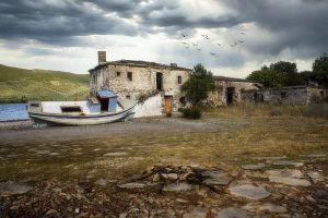 Elhagyatva.
Abandoned.